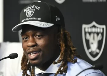 Novato de primera ronda de los Las Vegas Raiders habla ante micrófono en conferencia de prensa