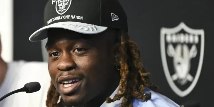 Novato de primera ronda de los Las Vegas Raiders habla ante micrófono en conferencia de prensa
