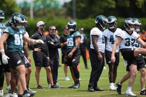Philadelphia Eagles entrenando durante los minicamps obligatorios 2025