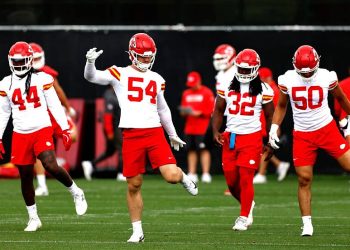 Jugadores de los Kansas City Chiefs entrenando durante los minicamps obligatorios 2025