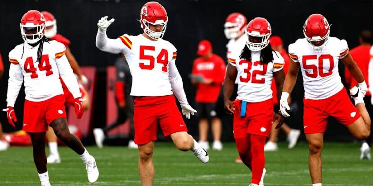 Jugadores de los Kansas City Chiefs entrenando durante los minicamps obligatorios 2025