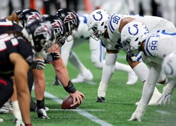 Jugadores de los Indianapolis Colts y de su oponente realizando calentamientos previos en el Estadio Olímpico de Berlín, donde se disputará un partido histórico de la NFL durante la Semana 10 de la temporada 2025.