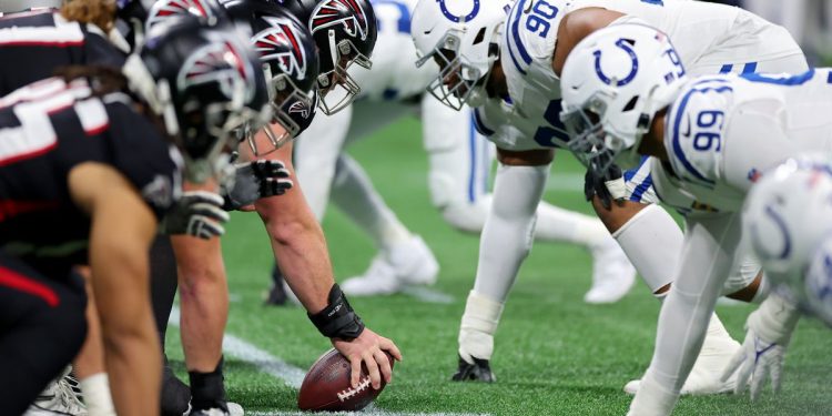 Jugadores de los Indianapolis Colts y de su oponente realizando calentamientos previos en el Estadio Olímpico de Berlín, donde se disputará un partido histórico de la NFL durante la Semana 10 de la temporada 2025.