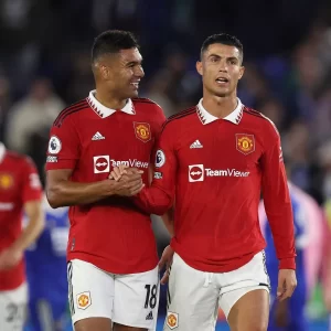 Casemiro y Cristiano Ronaldo se dan la mano tras un gol con Manchester United