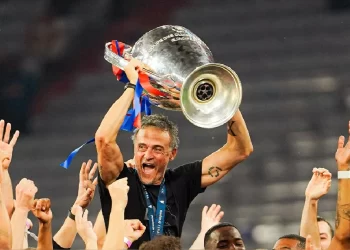 Luis Enrique levantando la Copa de la Champions League con el PSG tras una victoria histórica en 2025.