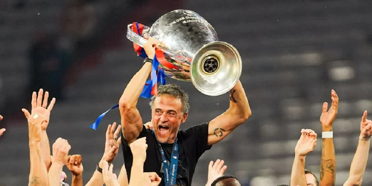 Luis Enrique levantando la Copa de la Champions League con el PSG tras una victoria histórica en 2025.