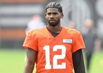 Shedeur Sanders en entrenamiento con la camiseta de práctica de los Browns