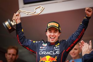 Checo Pérez levanta trofeo en podio con Red Bull