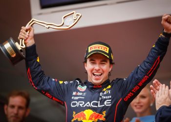 Checo Pérez levanta el trofeo en forma de circuito tras ganar la carrera