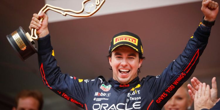 Checo Pérez levanta el trofeo en forma de circuito tras ganar la carrera