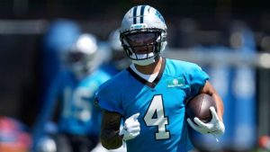 Novato de Carolina Panthers corre con el balón durante campamento de entrenamiento