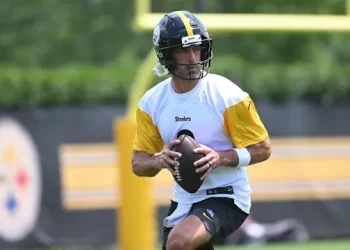 Aaron Rodgers lanza el balón durante entrenamiento con los Steelers