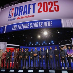 Jugadores seleccionados en la primera ronda del NBA Draft 2025 posando en el escenario