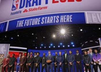 Jugadores seleccionados en la primera ronda del NBA Draft 2025 posando en el escenario
