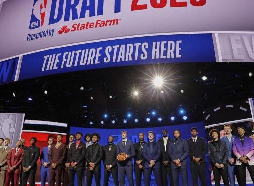 Jugadores seleccionados en la primera ronda del NBA Draft 2025 posando en el escenario