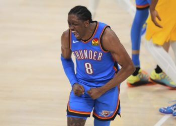 Luguentz Dort grita de euforia tras una jugada clave con el Thunder