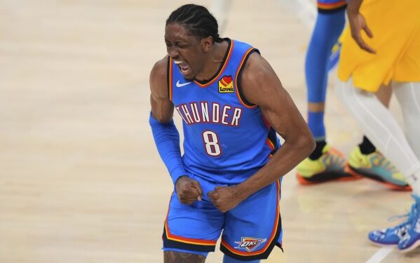 Luguentz Dort grita de euforia tras una jugada clave con el Thunder