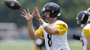 Aaron Rodgers habla con el cuerpo técnico de los Steelers durante práctica