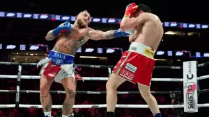 Jake Paul golpea a Julio César Chávez Jr. durante la pelea