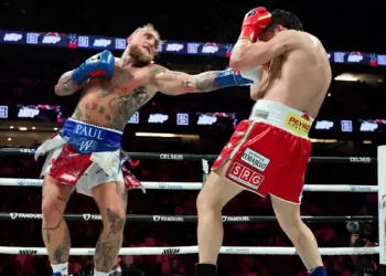 Jake Paul golpea a Julio César Chávez Jr. durante la pelea