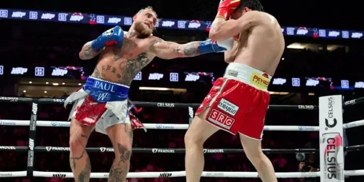 Jake Paul golpea a Julio César Chávez Jr. durante la pelea