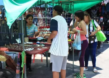 Bajas ventas golpean a tianguistas de Cancún en plena temporada baja