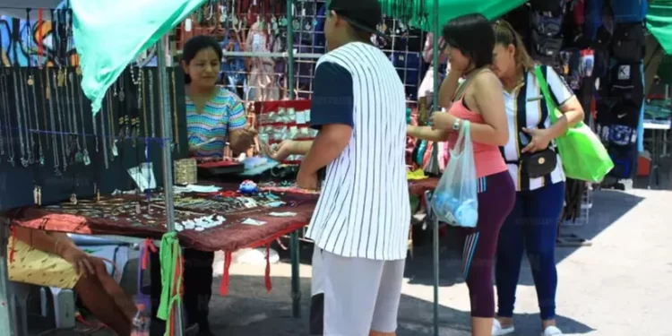 Bajas ventas golpean a tianguistas de Cancún en plena temporada baja