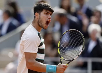 Carlos Alcaraz remonta y hace historia en Roland Garros