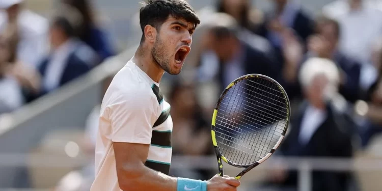 Carlos Alcaraz remonta y hace historia en Roland Garros