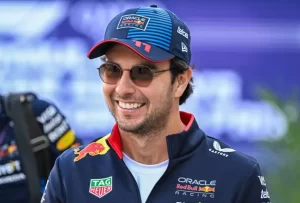 Checo Pérez sonríe con gafas de sol y gorra de Oracle Red Bull Racing