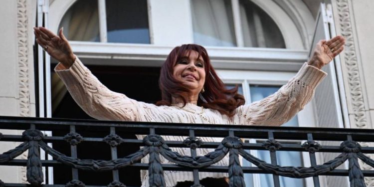 Cristina Fernandez saluda desde su balcon mientras cumple prision domiciliaria en Buenos Aires