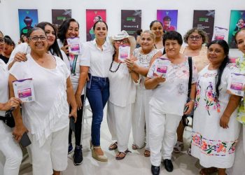 Entregan 100 nuevas tarjetas del programa Ellas Facturan