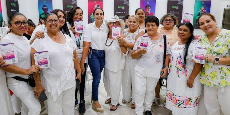 Entregan 100 nuevas tarjetas del programa Ellas Facturan