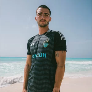 Uniforme negro oficial de Cancún FC 2025, mostrado en un modelo durante sesión fotográfica.