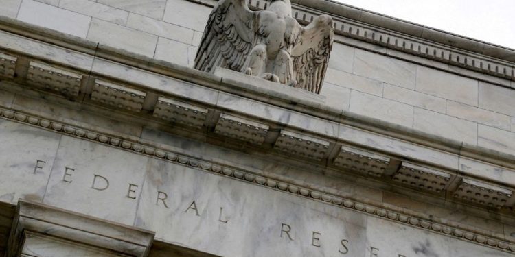 Fed mantiene su tasa pese a presión de Trump