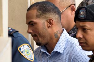 Wander Franco acompañado de policías en una audiencia judicial