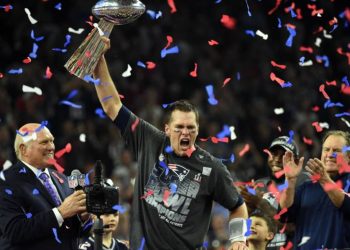 Tom Brady sosteniendo el Trofeo Lombardi después de ganar el Super Bowl LI en 2017.