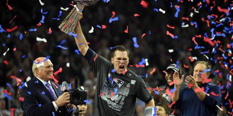 Tom Brady sosteniendo el Trofeo Lombardi después de ganar el Super Bowl LI en 2017.