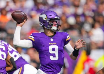 .J. McCarthy lanzando el balón en práctica de los Vikings