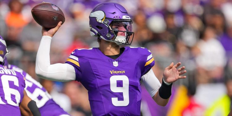 .J. McCarthy lanzando el balón en práctica de los Vikings