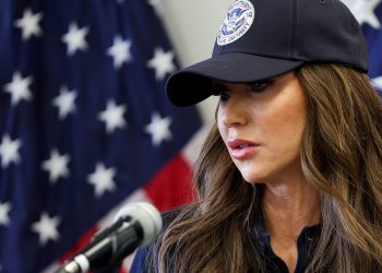 Kristi Noem, secretaria de Seguridad de EU, es internada en hospital de Washington