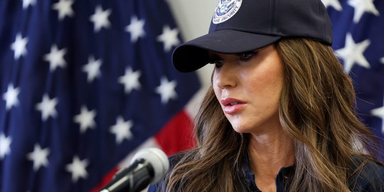 Kristi Noem, secretaria de Seguridad de EU, es internada en hospital de Washington