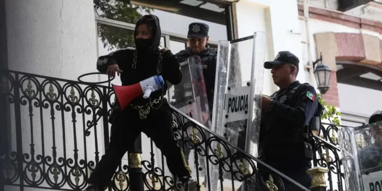 Mujeres irrumpen en Segob; exigen justicia para Holy Yash