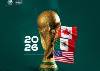 Trofeo de la Copa Mundial 2026 frente a las banderas de México, Estados Unidos y Canadá, países anfitriones del torneo.