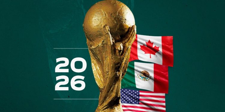 Trofeo de la Copa Mundial 2026 frente a las banderas de México, Estados Unidos y Canadá, países anfitriones del torneo.