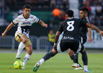 Delantero de Pumas inicia un contragolpe ante la defensa de Cancún FC