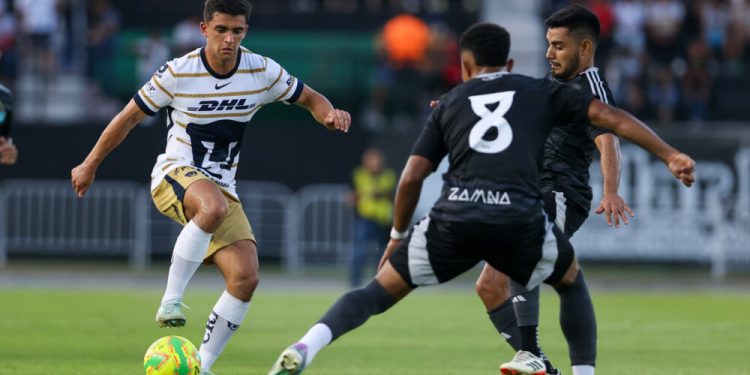 Delantero de Pumas inicia un contragolpe ante la defensa de Cancún FC