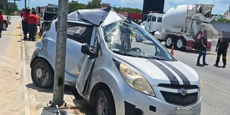 Presunto maestro del Conalep muere tras chocar en la Av. López Portillo