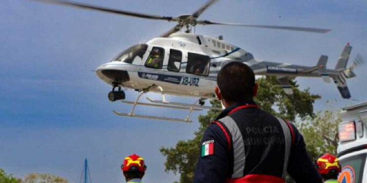 Rescatan a dos personas en Tulum tras operativo aéreo
