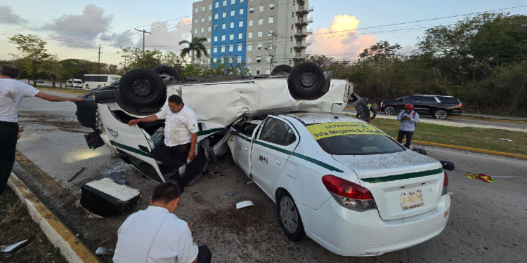 Fuerte accidente en la avenida Tulum deja tres personas muertas